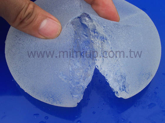 果凍矽膠比傳統矽膠自黏性強，不易變形移位，安全性高