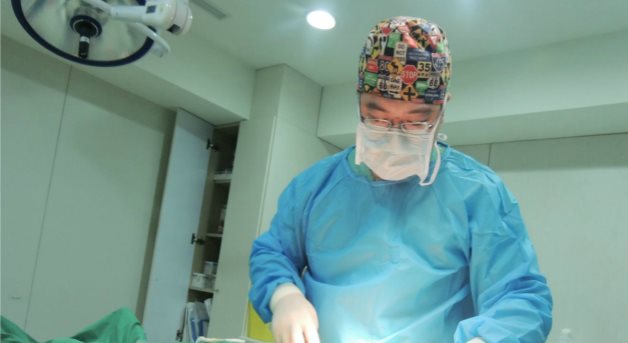 林敬鈞醫師進行果凍矽膠隆乳手術