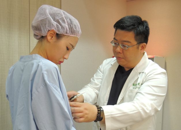 林敬鈞醫師進行果凍矽膠隆乳門診諮詢與評估